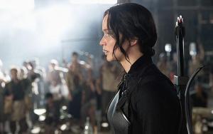 mockingjay-part-1-trailer-still-2-katniss-watch-katniss-meets-her-crew-in-new-mockingjay-clip