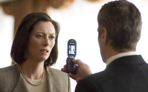 michael-clayton-tilda-swinton-george-clooney-cell-phone